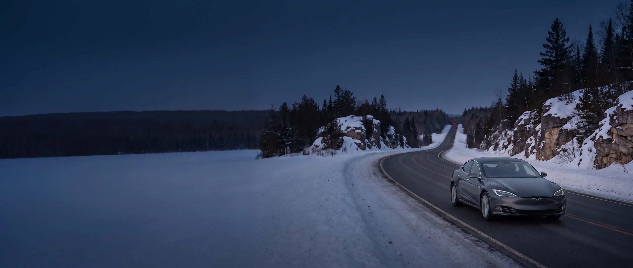Berline privée sur une route hivernale du Québec.